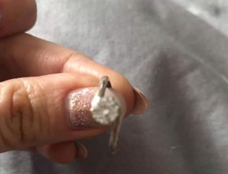 На это решится не каждый. Девушка потеряла кольцо, но муж придумал, как спасти его