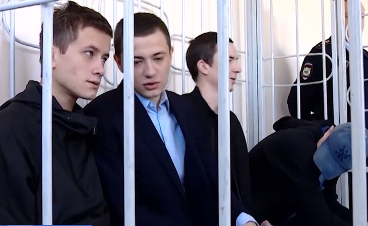 Подросток в суде. Несовершеннолетний подсудимый. Подсудимый в зале суда. Скамья подсудимых. Подросток в суде.