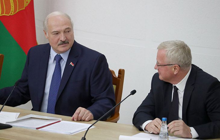 «Зарастает тиной и не шевелит конечностями». Лукашенко прошелся по «вечным» чиновникам