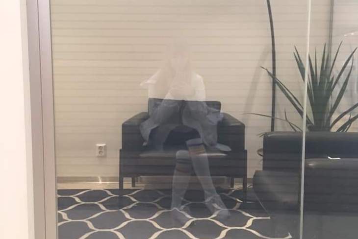 «Призрак» девушки в стекле напугал пользователей Сети