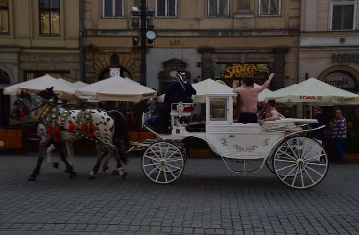 «Разделись догола и ездили в такси»: обнаженные туристы эпатировали Краков