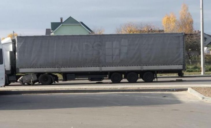 В Могилеве полуприцеп провалился в канализационный люк, у фуры разбита защита и бензобак