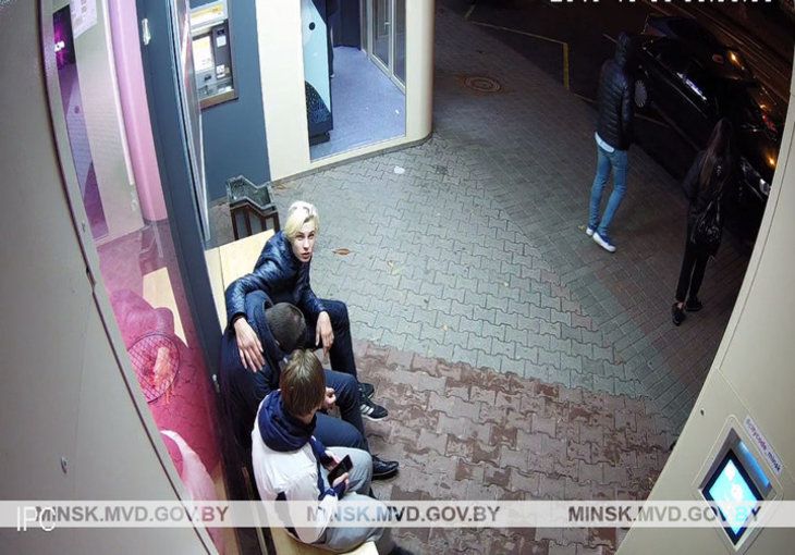 На «умной остановке» в Минске прямо под камерами дважды ограбили уснувшего мужчину