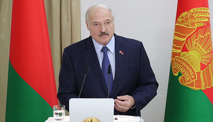 Лукашенко: Многие руководители не знают иностранного языка, нужно подключать ПВТ