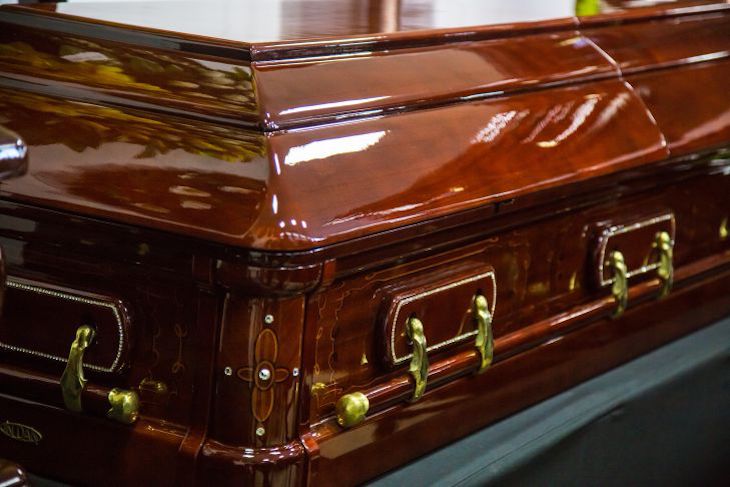 Отнес домой и спрятал в мешок. Скорбящий сын украл с кладбища тело матери Отнес домой и спрятал в мешок. Скорбящий сын украл с кладбища тело матери