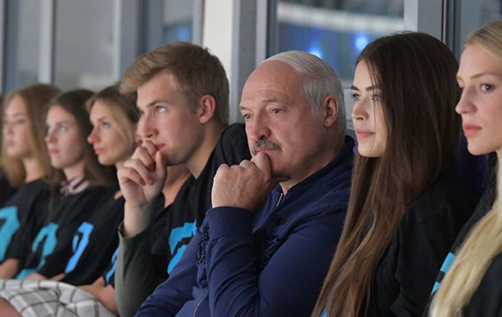 Лукашенко о своей службе протокола: «Идут мои красавицы – все забыли про документы, рот раскрыли и смотрят» Лукашенко о своей службе протокола: «Идут мои красавицы – все забыли про документы, рот раскрыли и смотрят»