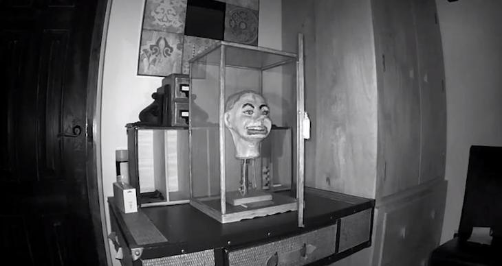 Мужчина купил старинную куклу и теперь спит с открытыми глазами