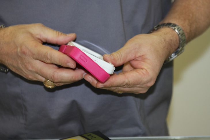 Эксперты разработали чехол, позволяющий щекотать и щипать смартфон