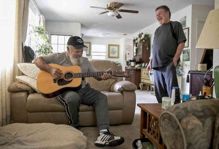 Парень был звездой школы, а стал бомжом. Но все изменилось, ведь в мире есть добрые люди Парень был звездой школы, а стал бомжом. Но все изменилось, ведь в мире есть добрые люди