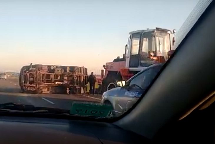 Под Гомелем перевернулся грузовик с картошкой