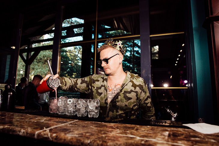 «Самые большие чаевые – 250 рублей». Бармен  отвечает на каверзные вопросы