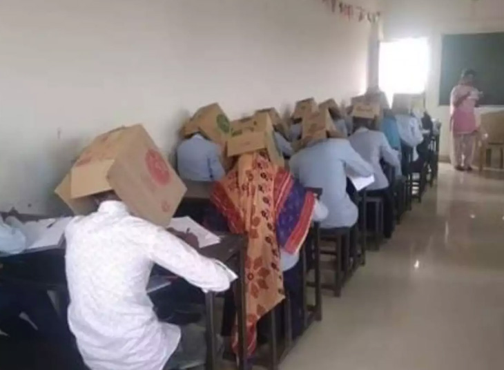 В Индии студенты сдавали экзамен с коробками на головах и вот почему