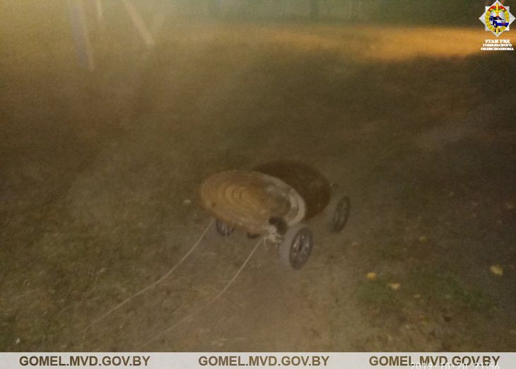 В Калинковичах ГАИ остановила мужчину, который вез на тележке ворованные канализационные люки