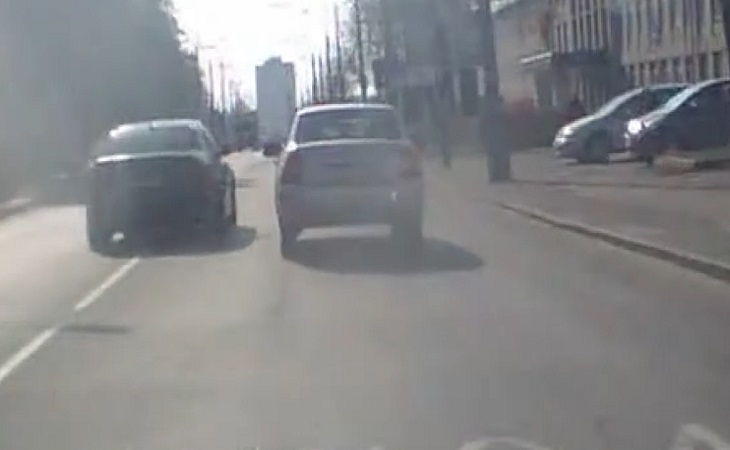 Гонки на дорогах продолжаются. В Гомеле заметили очередного лихача на BMW Гонки на дорогах продолжаются. В Гомеле заметили очередного лихача на BMW