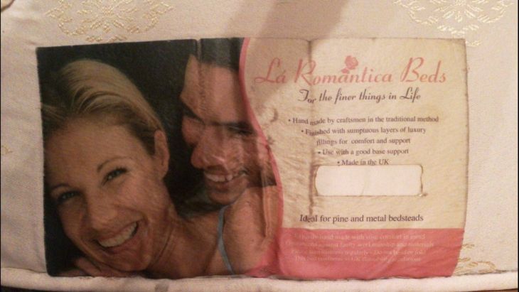 Девушка нашла под подушкой у парня фото бывшей. Он ещё никогда так не смеялся