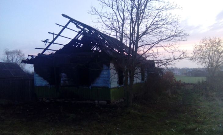 В Белыничском районе внезапно сгорел дом, в котором убили семью из шести человек