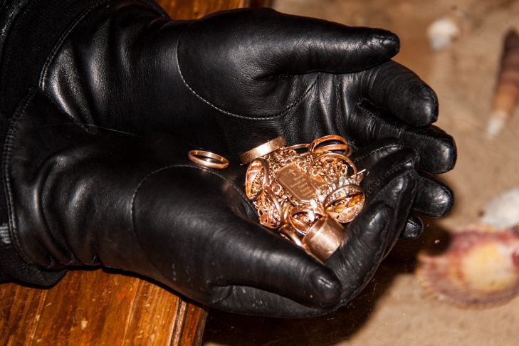 Под Брестом дачницу подруга сына лишила денег и золотого кольца