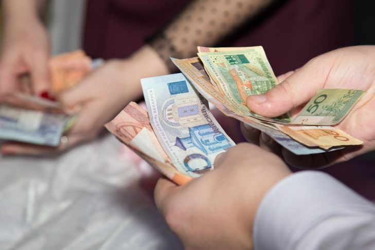 В Беларуси бюджетникам хотят повысить зарплаты. Названы сроки и размеры 