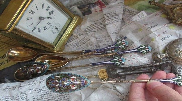 Кольцо с бриллиантом, будильник из золота. Россиянин прорывался в Беларусь