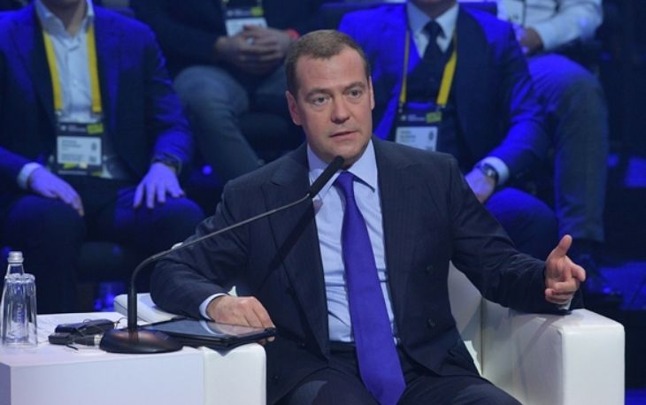 Медведев призвал россиян готовиться к переквалификации из-за роботов