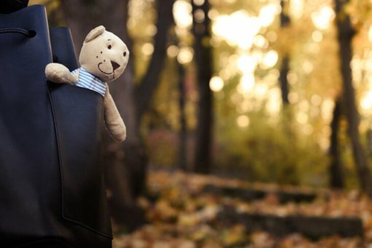 В России женщина бросила маленького сына в подъезде, оставив ему пакет с едой