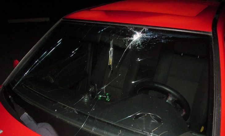 В Крупском районе мужчина разбил чужое авто деревянной скамейкой из кафе