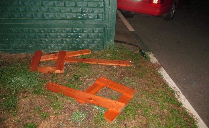 В Крупском районе мужчина разбил чужое авто деревянной скамейкой из кафе