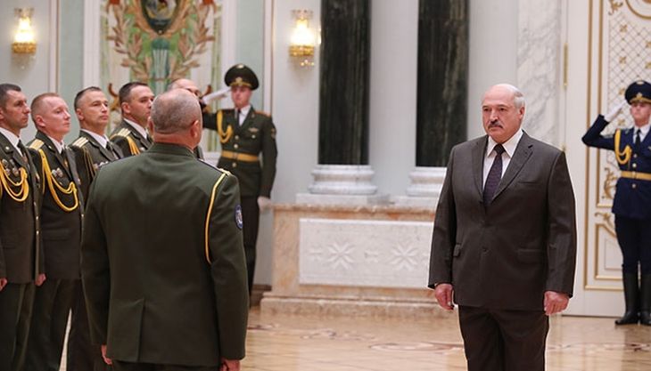 Лукашенко заявил, что его охрана оснащена самым современным оружием