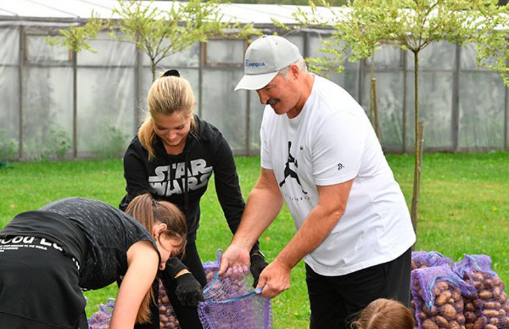 Лукашенко: «Я бы мешок картошки на памятник воздвиг и корову»