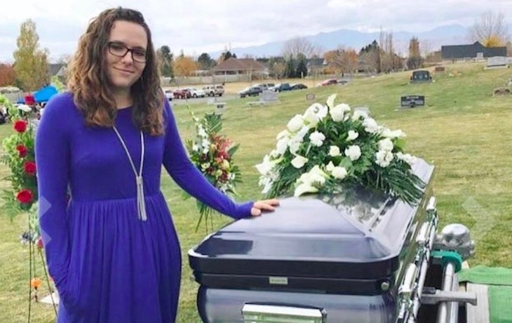 Девушка показала новое платье и вызвала осуждение. Проблема не в наряде, а в самом фото