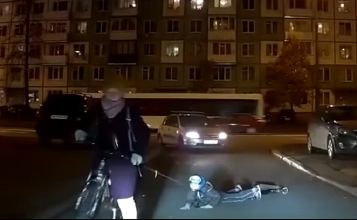 Мать на велосипеде выгуливала ребенка, как пса с веревкой на шее
