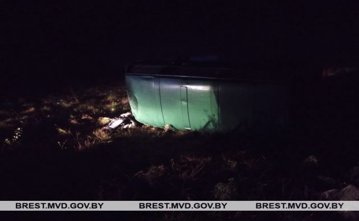 В Березовском районе микроавтобус опрокинулся в кювет: водитель погиб, пассажир в больнице