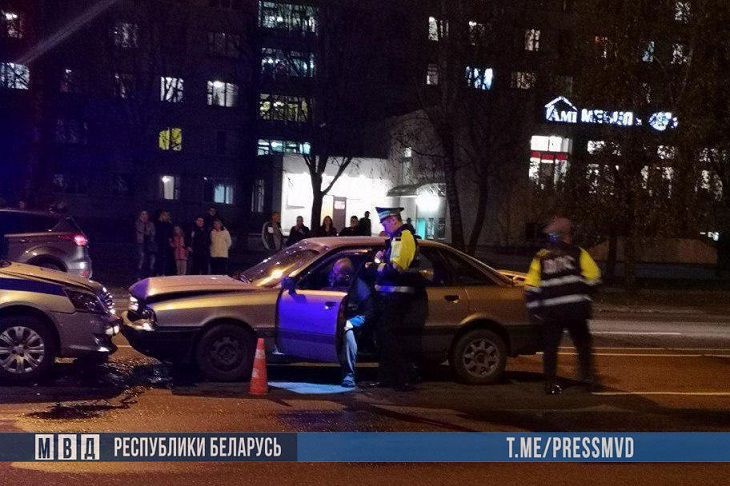 В Могилеве гаишники перекрыли дорогу пьяному водителю, а он врезался в их служебное авто