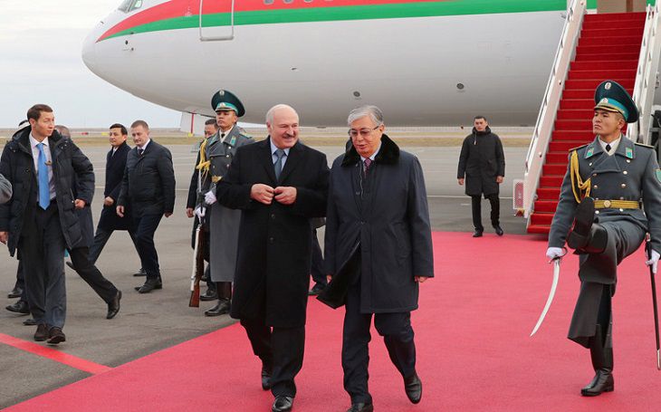 Лукашенко прилетел в Казахстан, в аэропорту его встречал лично Токаев