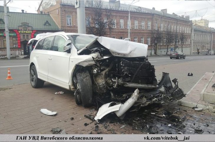 В Витебске возле церкви произошла страшная авария. Водитель в больнице 