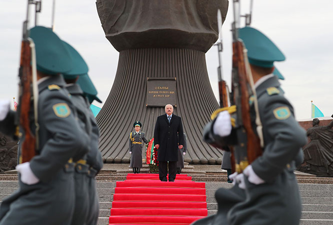Лукашенко возложил цветы к Вечному огню в Нур-Султане