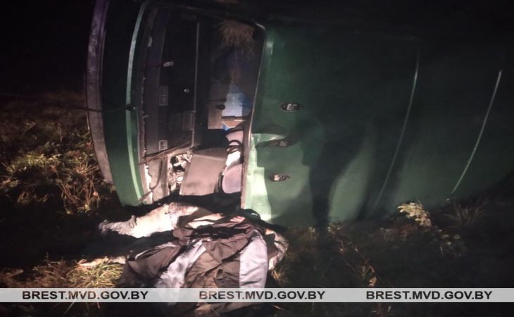 В Березовском районе микроавтобус опрокинулся в кювет: водитель погиб, пассажир в больнице