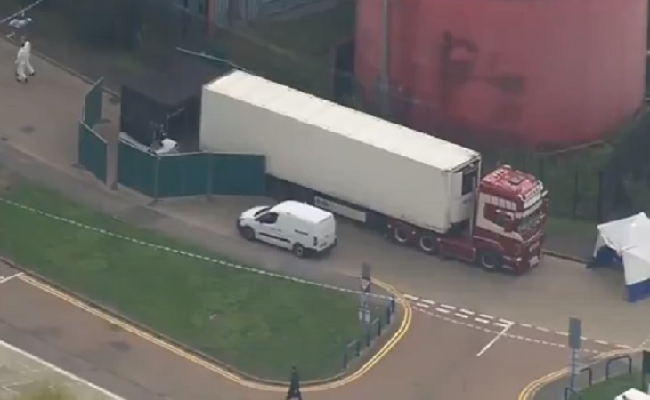 Стали известны жуткие подробности гибели 39 человек, которых обнаружили в грузовике Стали известны жуткие подробности гибели 39 человек, которых обнаружили в грузовике