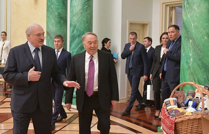 Назарбаев подарил Лукашенко ханский пояс и кинжал. Николай Лукашенко тоже получил необычный подарок