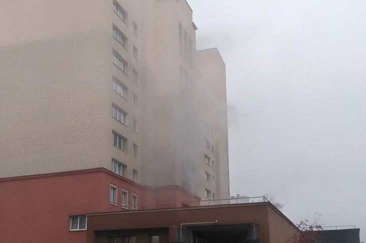 В Минске горела многоэтажка на Богдановича: в лифте застряла женщина, ее спасли