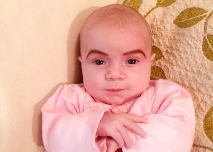 Женщина сделала брови новорожденной дочке. Она решила преподать малышке урок раньше времени