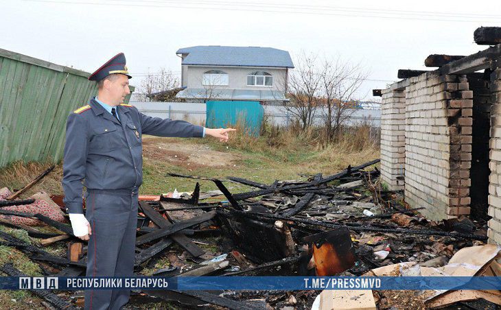 В Хойниках милиционеры спасли мужчину на пожаре