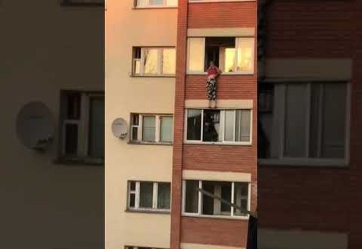 «Это трэш»: В Минске милиционеры спасли женщину, которая свисала с балкона многоэтажки