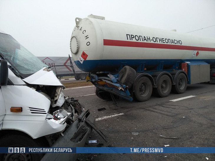 В Пуховичском районе столкнулись маршрутка и тягач. В результате 8 жертв