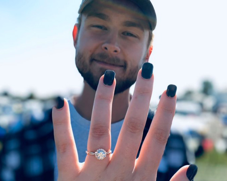 Парень насильно отправил девушку на маникюр. Однако дело не в ужасных ногтях, а в любви Парень насильно отправил девушку на маникюр. Однако дело не в ужасных ногтях, а в любви