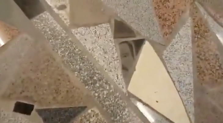 Необычную находку обнаружили в полу торгового центра. Стало известно, что именно было спрятано