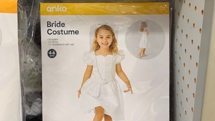 Магазину пришлось снять с продажи безобидное детское платье. На наряд пожаловались защитники прав детей