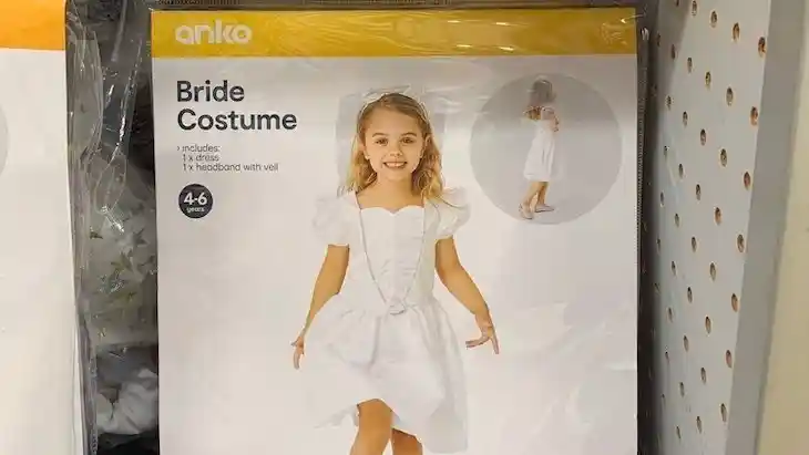 Магазину пришлось снять с продажи безобидное детское платье. На наряд пожаловались защитники прав детей