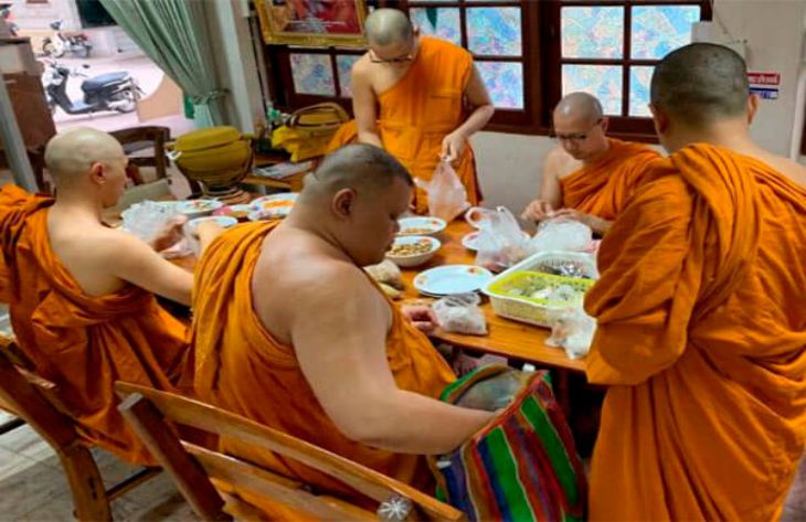 Монахи из Таиланда растолстели из-за фастфуда и газировки