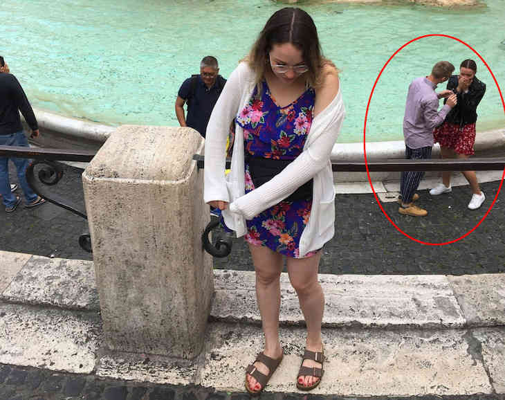 Путешественница устроила фотосессию себе, однако стала знаменитой пара на фоне